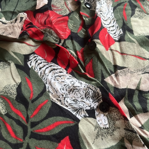 Vintage East River Clothing Co. men’s button down with white tigers - Picture 2 of 4